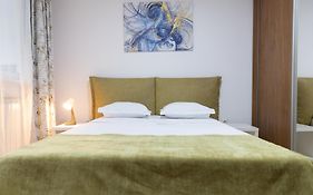 Old Town Central Oasis - Secured Parking Nearby - Self Check In - Metro Station At 1Min